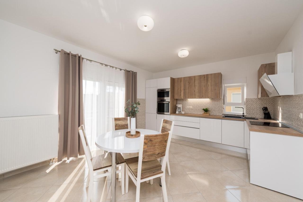 Villa Petra S Bazenom, Rostiljem I Parkingom Zadar Exteriér fotografie