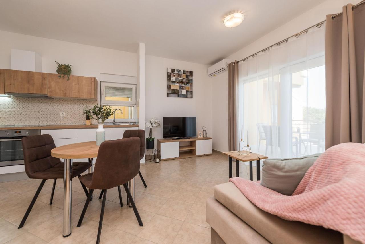 Villa Petra S Bazenom, Rostiljem I Parkingom Zadar Exteriér fotografie