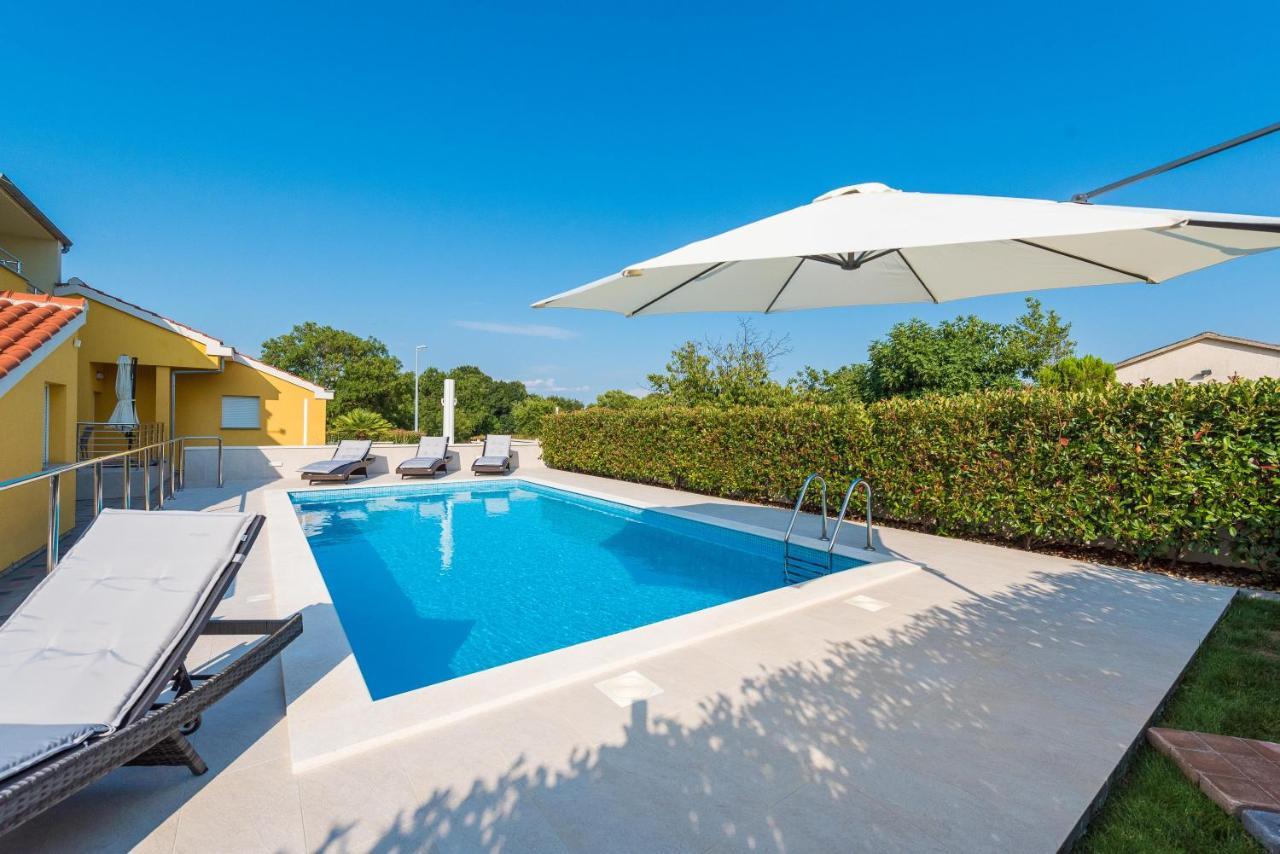 Villa Petra S Bazenom, Rostiljem I Parkingom Zadar Exteriér fotografie