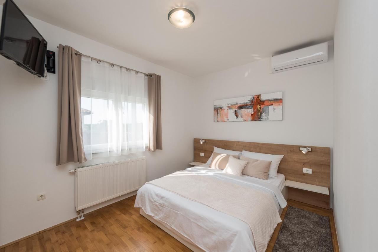 Villa Petra S Bazenom, Rostiljem I Parkingom Zadar Exteriér fotografie