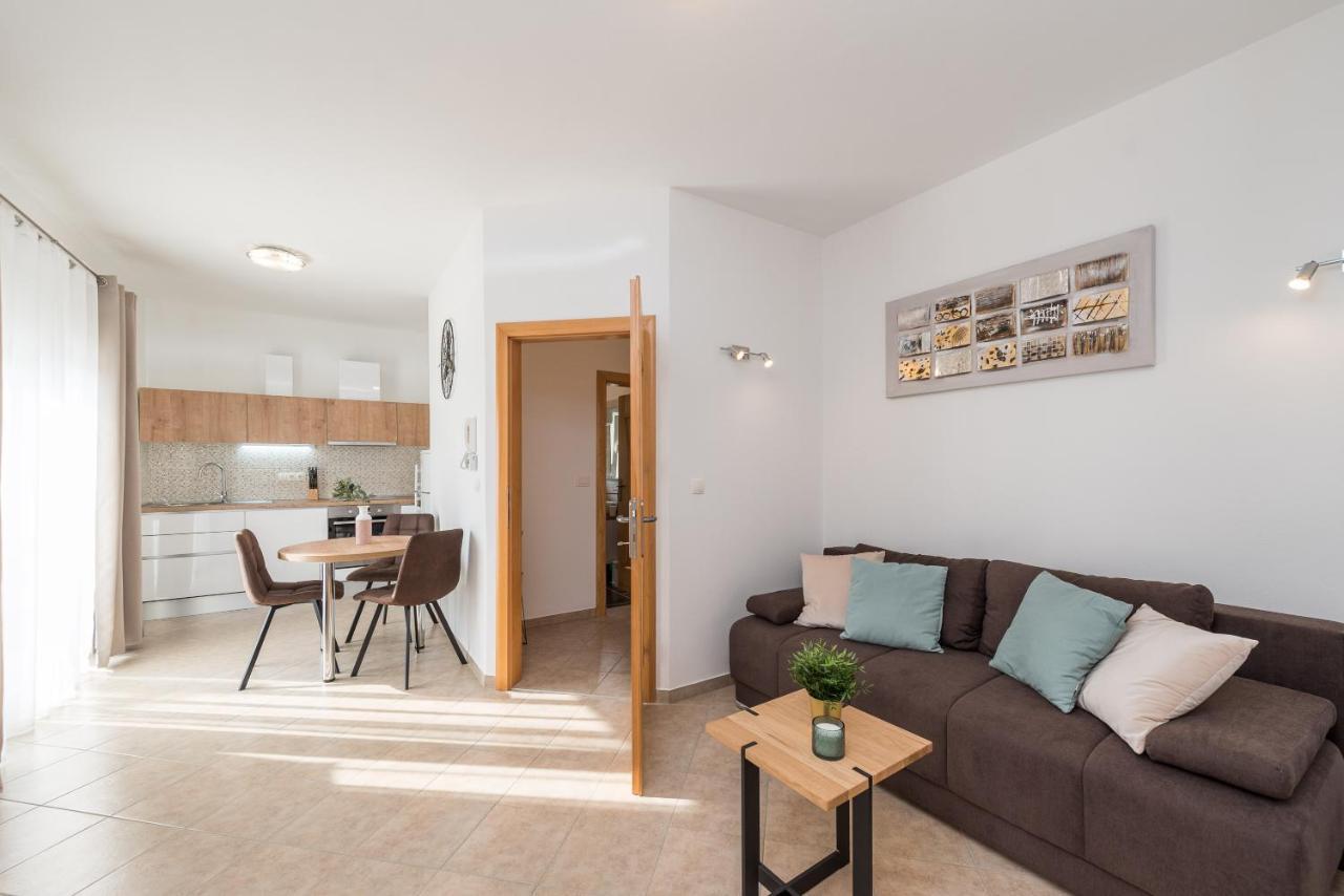 Villa Petra S Bazenom, Rostiljem I Parkingom Zadar Exteriér fotografie