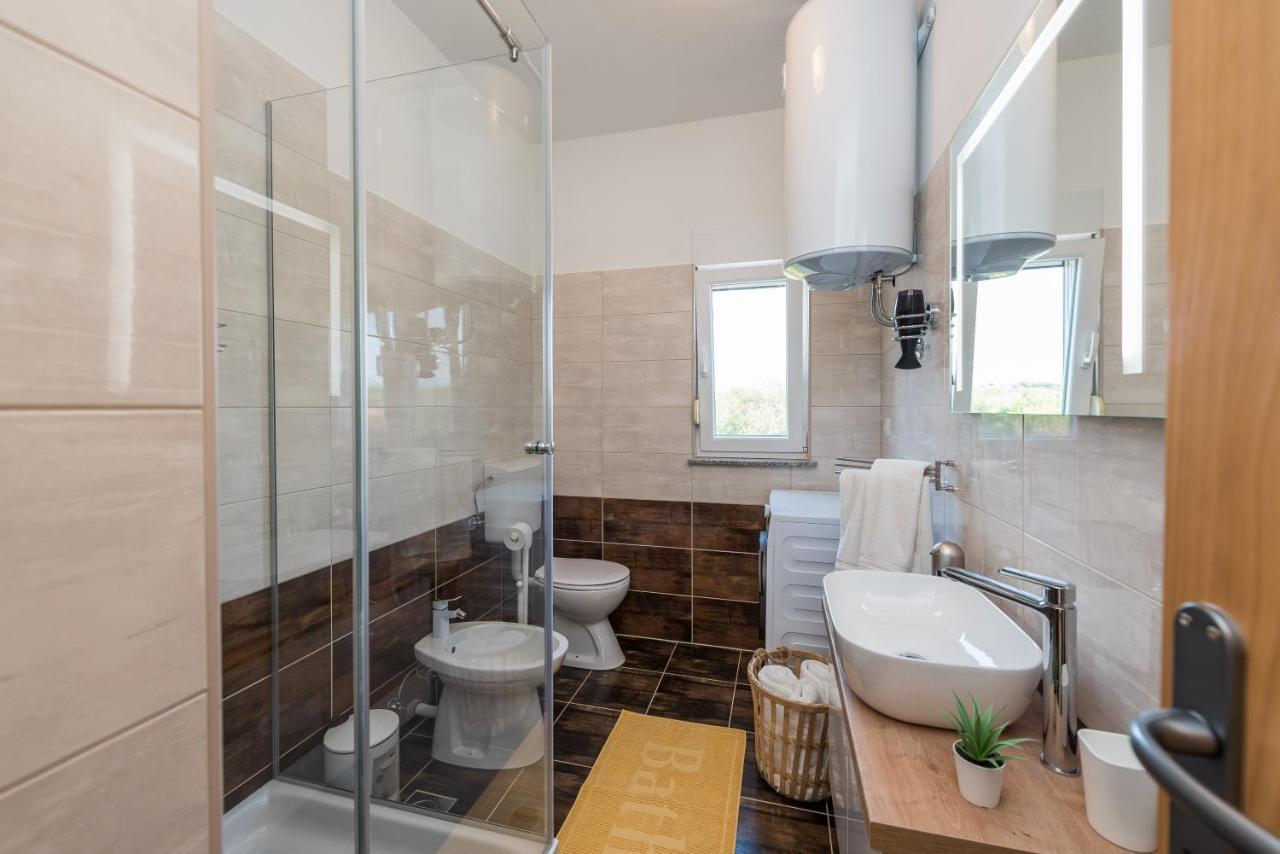 Villa Petra S Bazenom, Rostiljem I Parkingom Zadar Exteriér fotografie